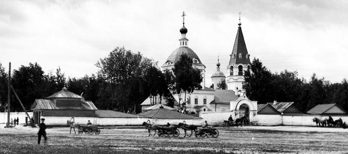 Крестовоздвиженская площадь около монастыря в конце 19 века