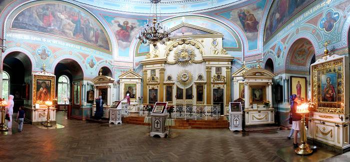 Интерьер Смоленского храма очень красив и воздушен