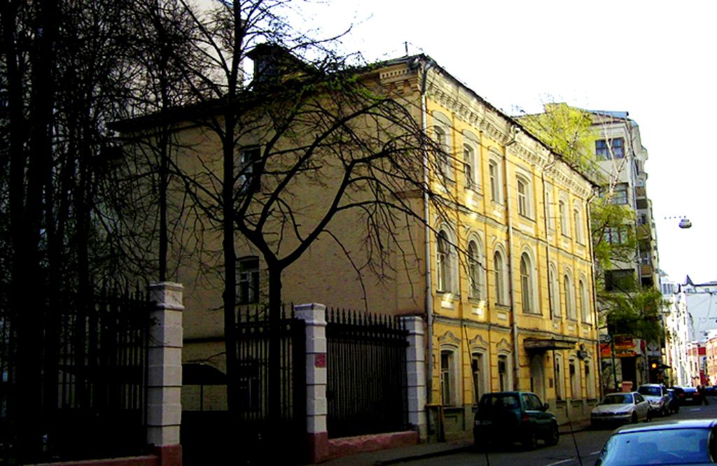 Дом статского советника Смирновского построен в 1874 году
