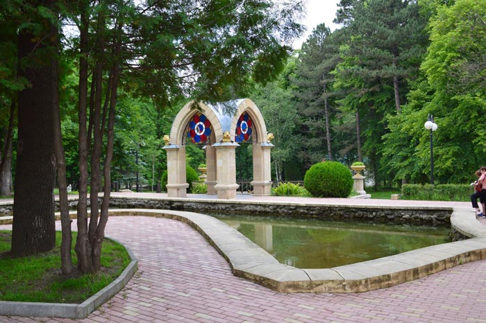 Зеркальный пруд в курортном парке