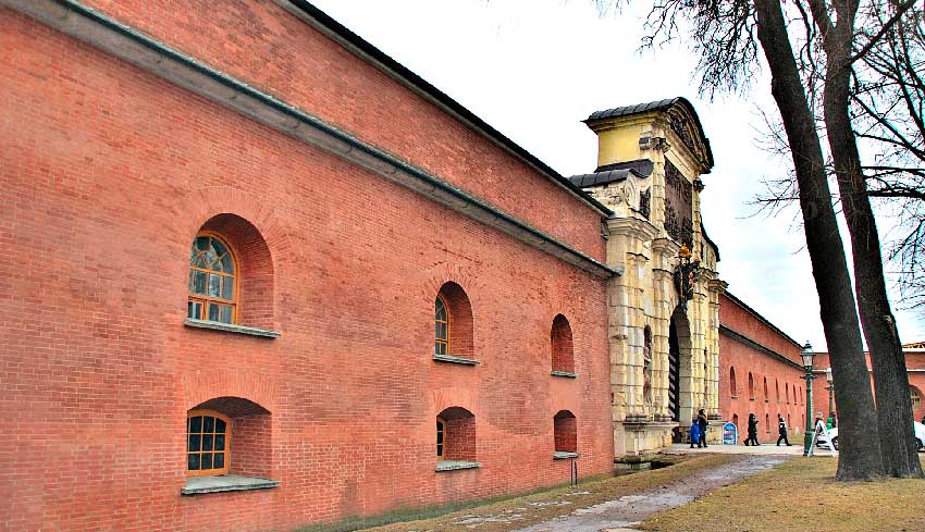 Петровская куртина и Петровские ворота Петропавловской крепости