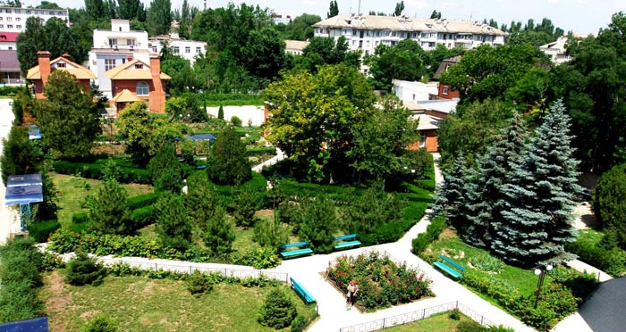 Территория одного из феодосийских пансионатов