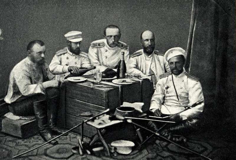 Андрей Квитко в период русско-турецкой войны (в центре)