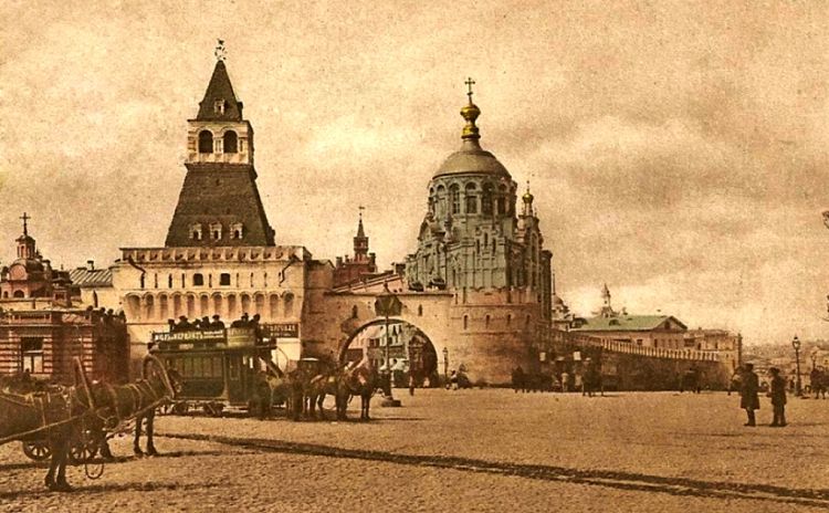 Заканчивалась Никольская улица Никольскими, позже Владимирскими воротами