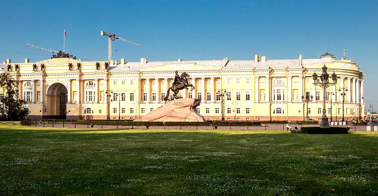 Петр Первый на фоне бывших зданий Сената и Синода
