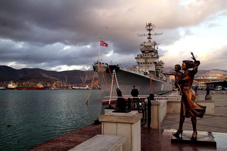 Около знаменитой "Морячки", ждущей возвращения мужа, находится Крейсер "Михаил Кутузов"