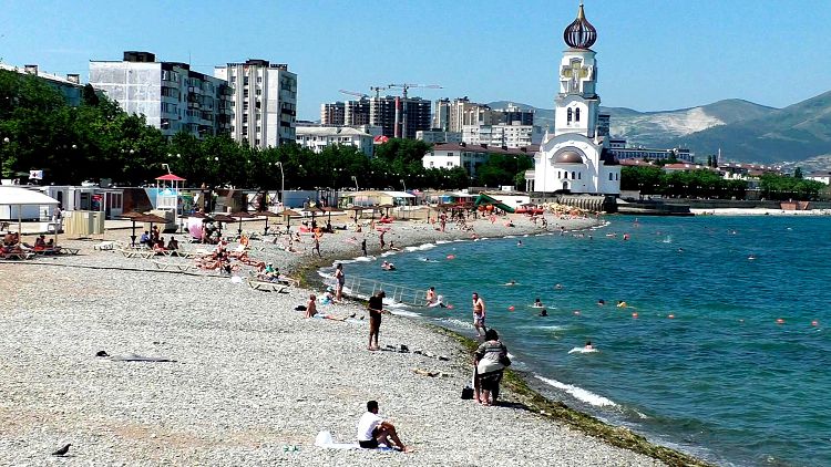Храм Петра и Февронии Муромских ограничивает с севера пляж "Нептун"