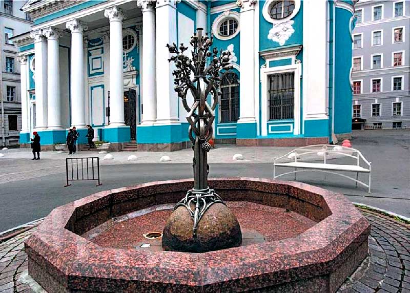 Фонтан с гранатовым деревом около Армянской церкви Фонтан с гранатовым деревом около Армянской церкви