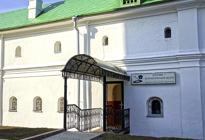 Вход в Церковно-археологический музей Печерского монастыря