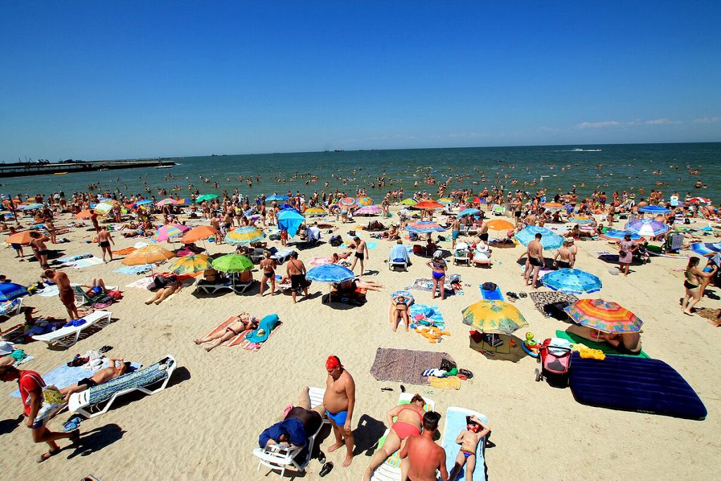 В июле - августе на Ейском пляже море туристов