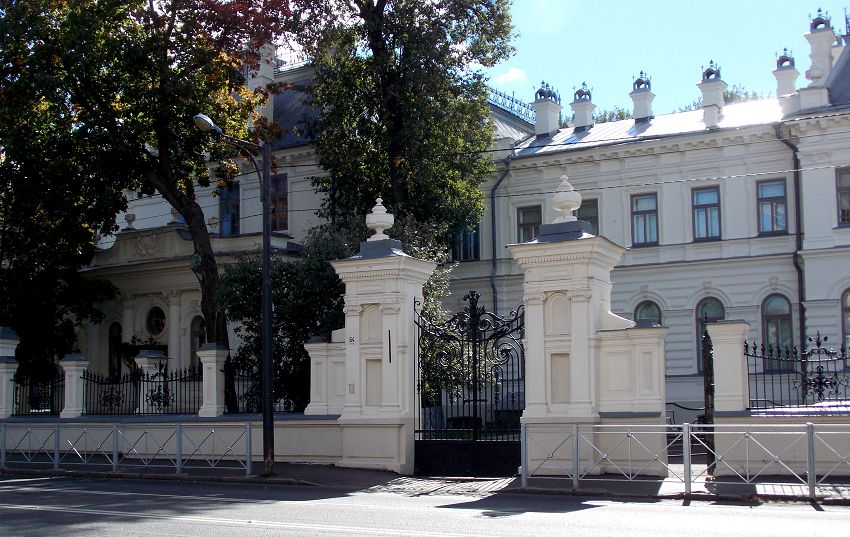 Национальный Музей ИЗО находится в бывшем Особняке Сандецкого