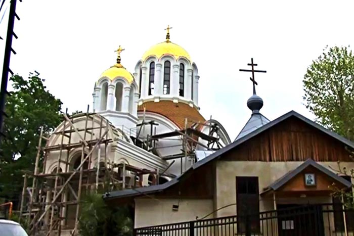 За небольшим храмом Симона Канаита возводится новое храмовое сооружение