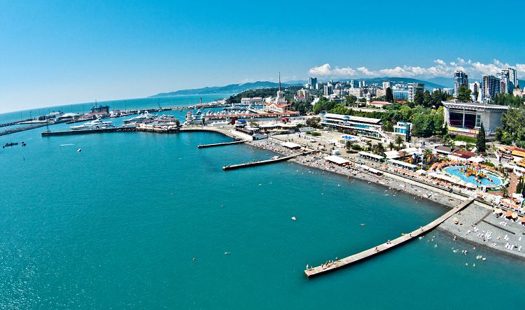Пляжные территории находится с двух сторон сочинского Морпорта
