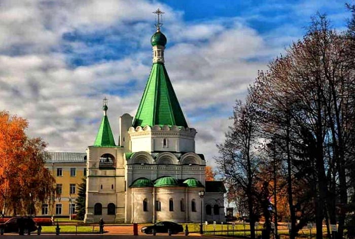 Храм Архангела Михаила установлен в месте первого крепостного храма