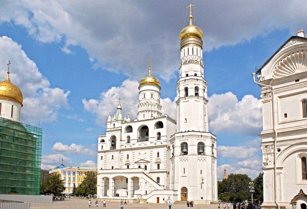 Крыльцо с западной стороны ансамбля сооружено в середине 19 столетия