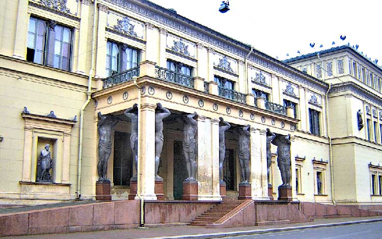 Вход в здание Нового Эрмитажа