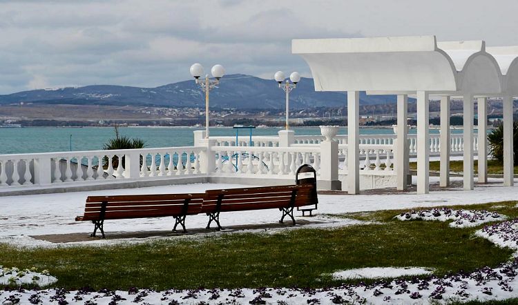 Снег в сочетании с зеленой травкой - это и романтично, и экзотично