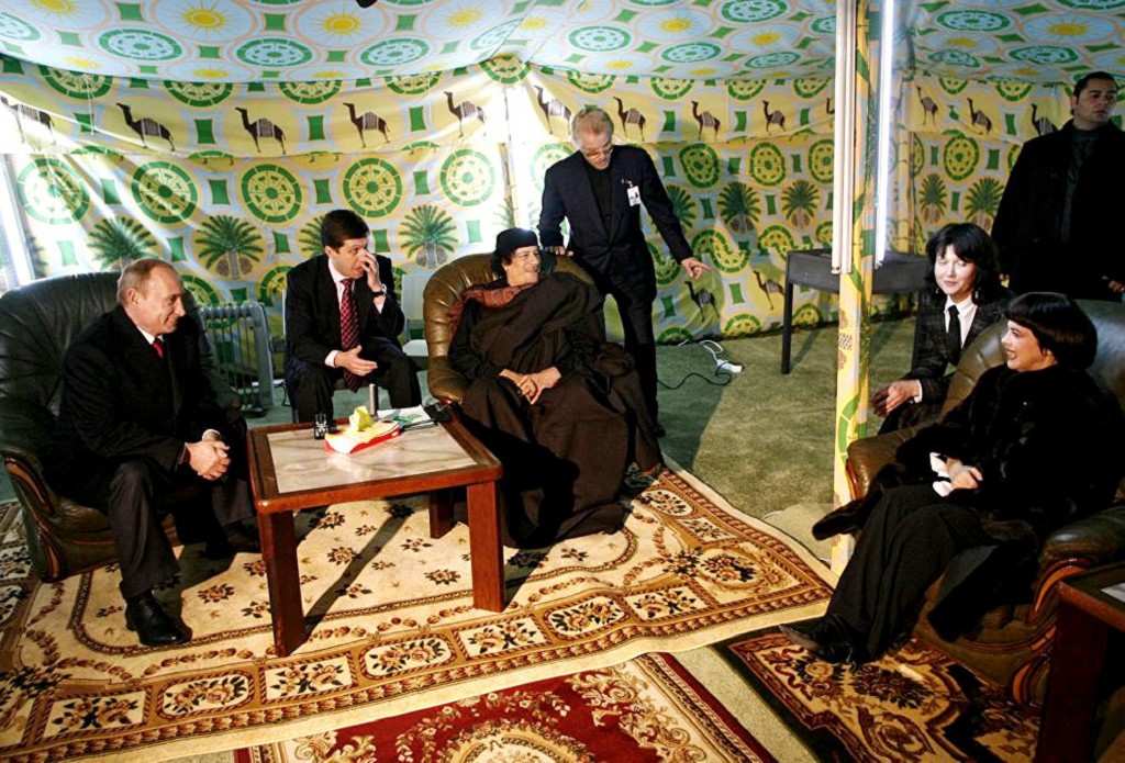 В 2008 году в сквере находился Шатер М.Каддафи, который посещал В.Путин
