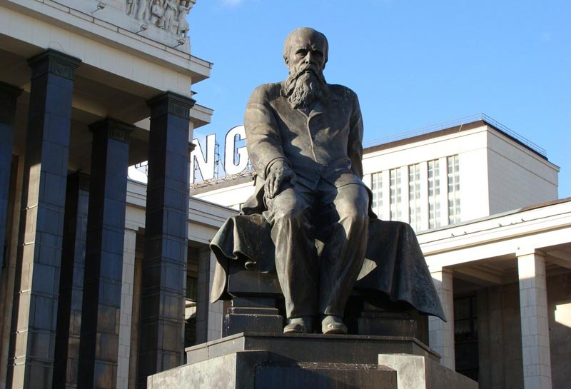 Памятник скульптора А.Рукавишникова писателю Ф.М.Достоевскому в Москве