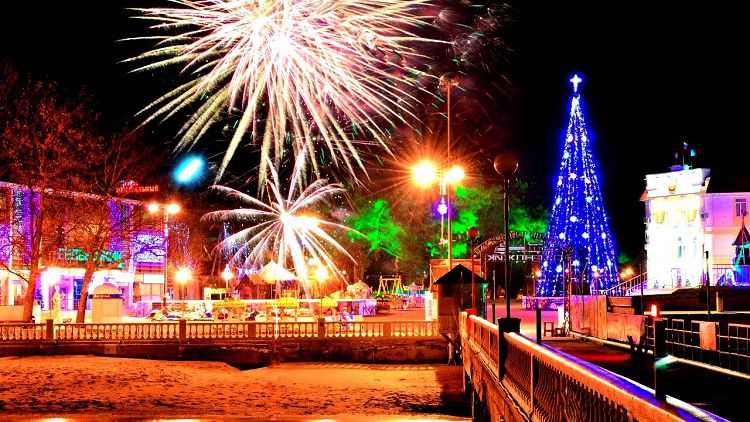 В Новогоднюю ночь небо озаряется праздничными салютами