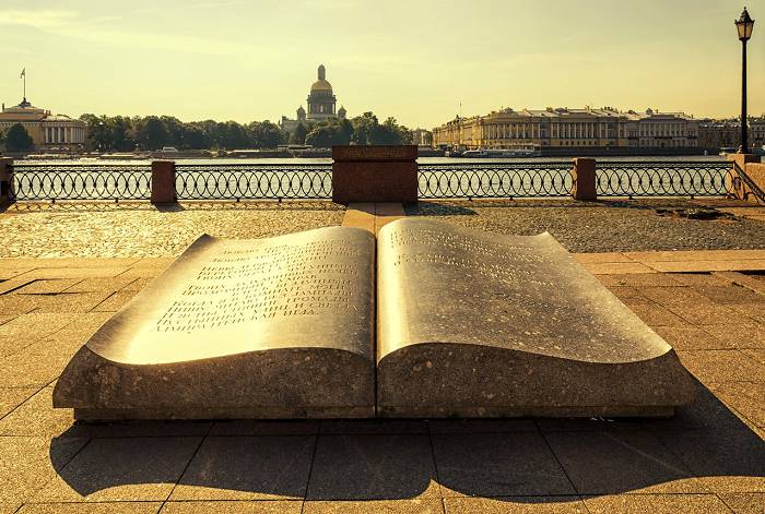 "Раскрытая книга" является посланием потомкам через века