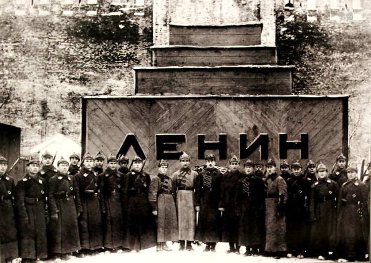 Около первого Мавзолея был организован Почетный караул - Пост №1