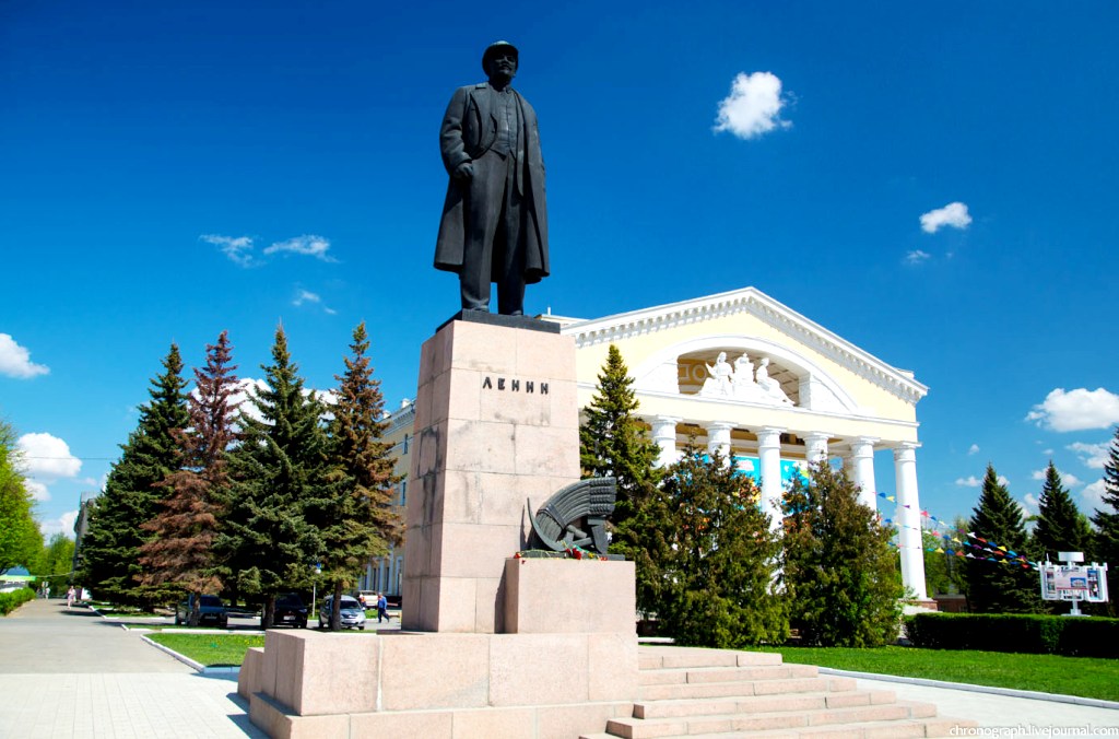 На Площади Ленина можно увидеть Памятник Ленину и Марийский драмтеатр