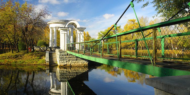 Мостик в Харитоновском парке Екатеринбурга