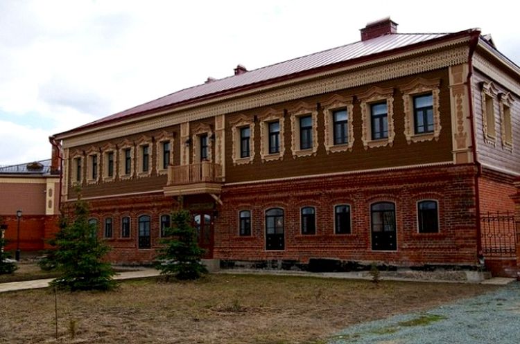 Сегодня бывший Дом купца Каменева является известной свияжской гостиницей