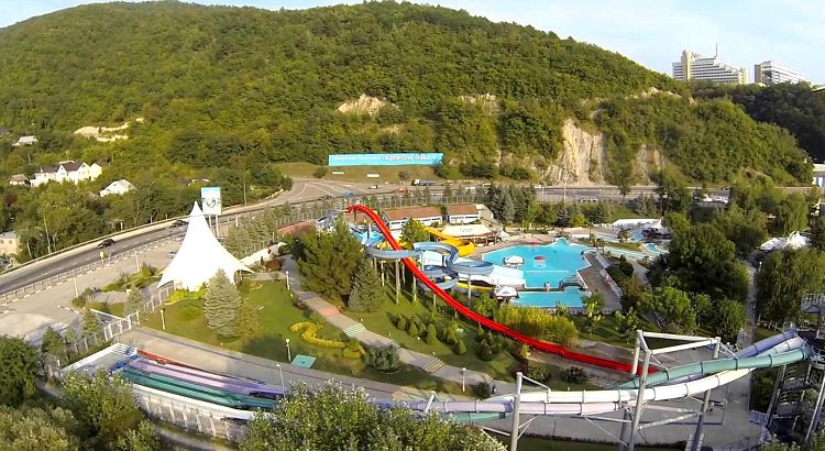 "Дельфин" находится на въезде в город со стороны Туапсе