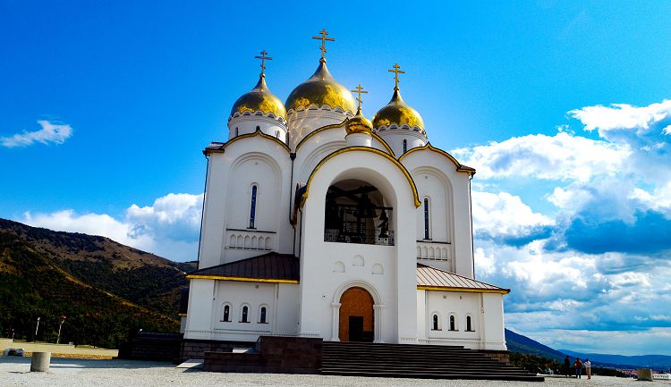 Андреевский храм находится на трассе "Дон" и встречает и провожает всех туристов