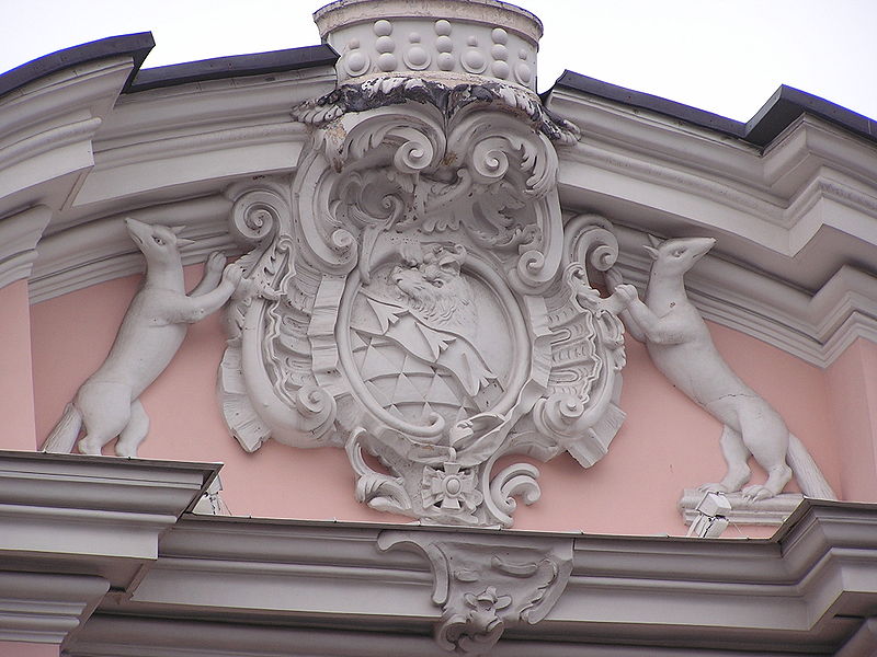 Герб Строгановых на фасаде дворца в Петербурге