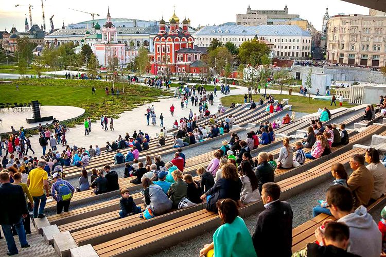 Сегодня на территории парка современность прочно сплелась с историей