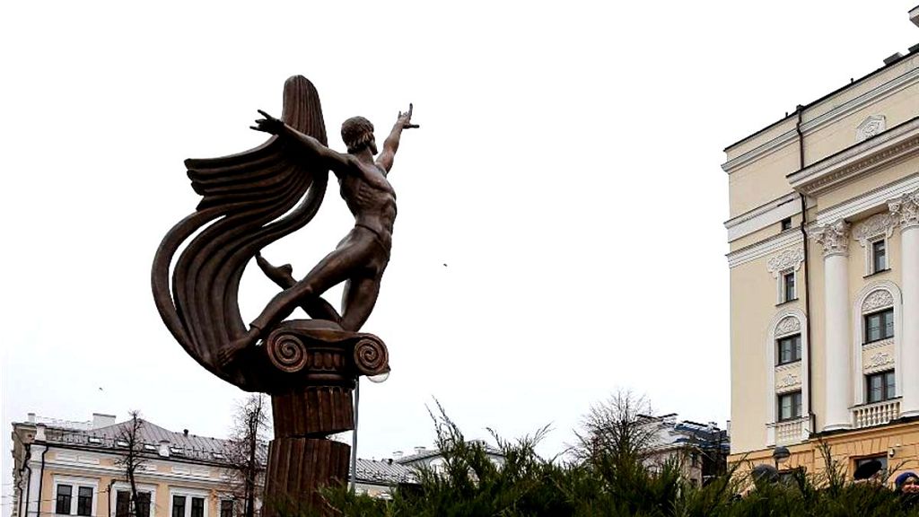 Памятник Р.Нуриеву появился около Оперного театра в 2018 году