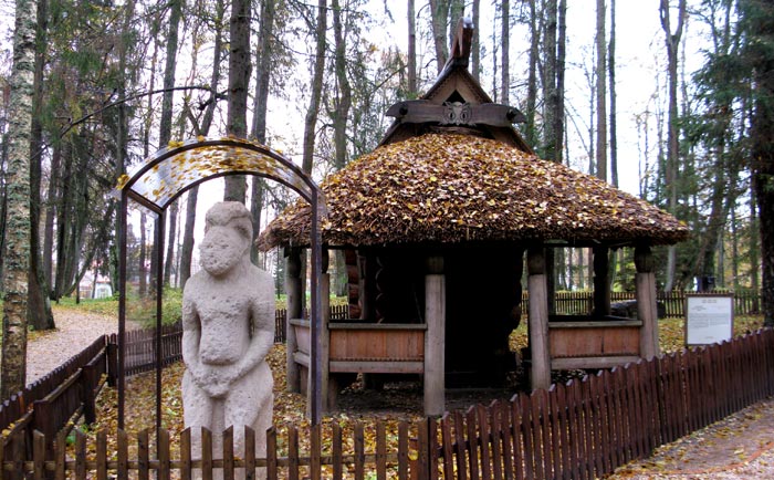 Каменная баба перед Избушкой на курьих ножках