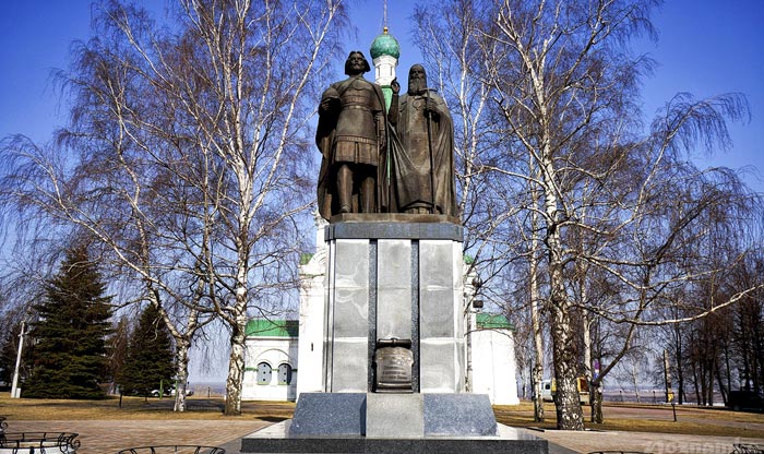 Памятник Георгию Всеволодовичу и Святителю Симону у Архангело-Михайловского храма