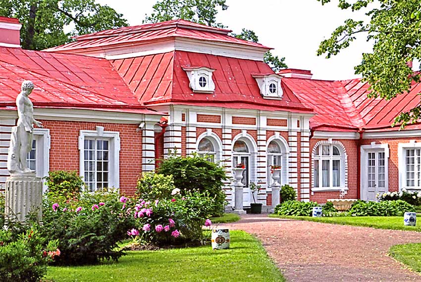 Дворец Монплезир в Нижнем парке Петродворца