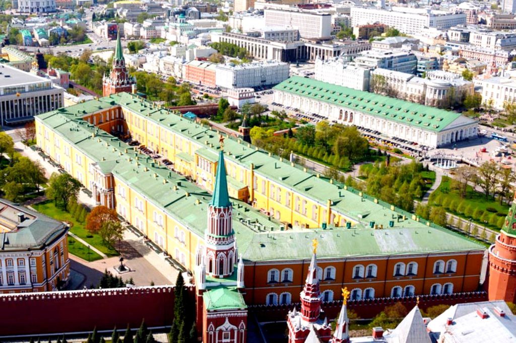 Протяженное здание Арсенала в форме трапеции примыкало к стенам Кремля
