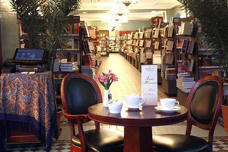 Купить книгу в подарок можно в Доме Зингера