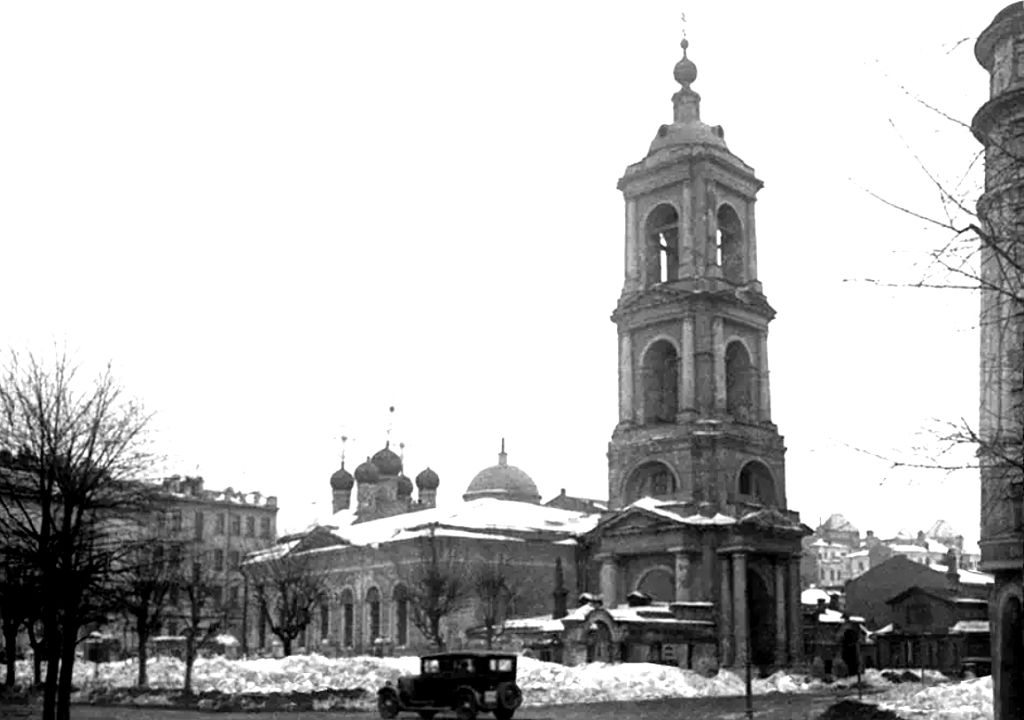 Ермолаевский храм, давший название переулку, был снесен в середине 30-х годов 20 века