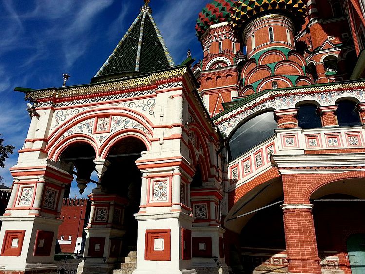 Крыльца соборной галереи очень красивы и имеют аутентичный декор 