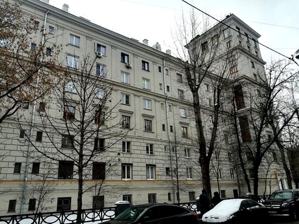Дом №2 по Спиридоньевскому переулку сочетает стили неоклассицизма и конструктивизма
