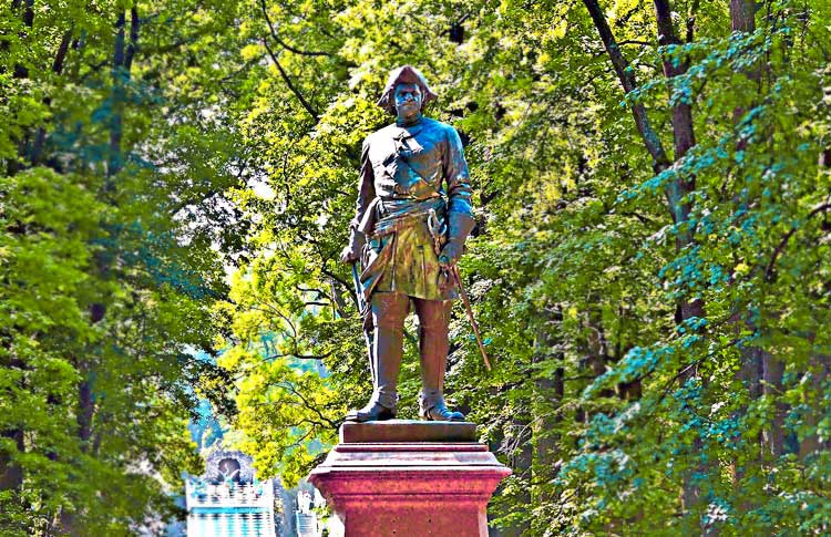 Памятник Петру Первому в Нижнем парке петергофского Петродворца