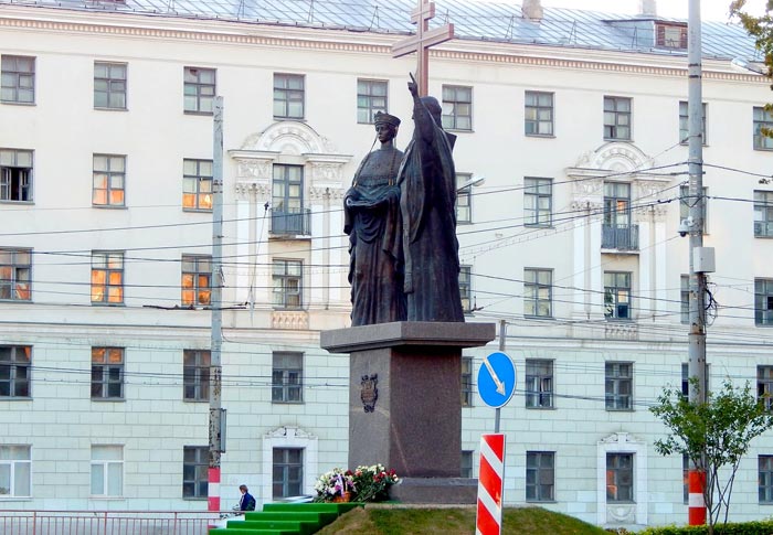 Памятник Воздвижения Креста на Площади Лядова