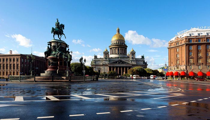 Исаакиевская площадь - одна из трех самых известных в Питере