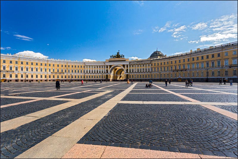 Дворцовая Площадь в Санкт-Петербурге - главная достопримечательность Дворцовая Площадь в Санкт-Петербурге - главная достопримечательность
