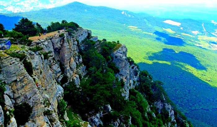 Смотреть на раскинутые под Ай-Петри просторы можно бесконечно
