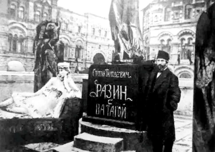 Скульптор Конёнков сфотографировался на фоне своей монументальной композиции