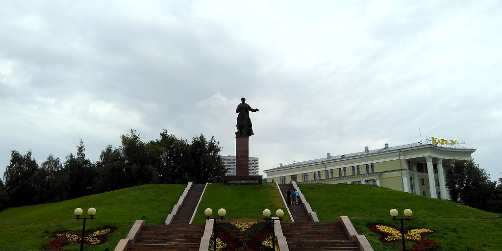 Доминантой Площади Тукая является Памятник М.Вахитову