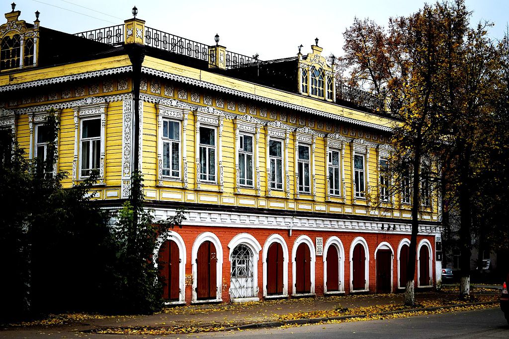 Дом Наумова отличается очень красивой старинной архитектурой